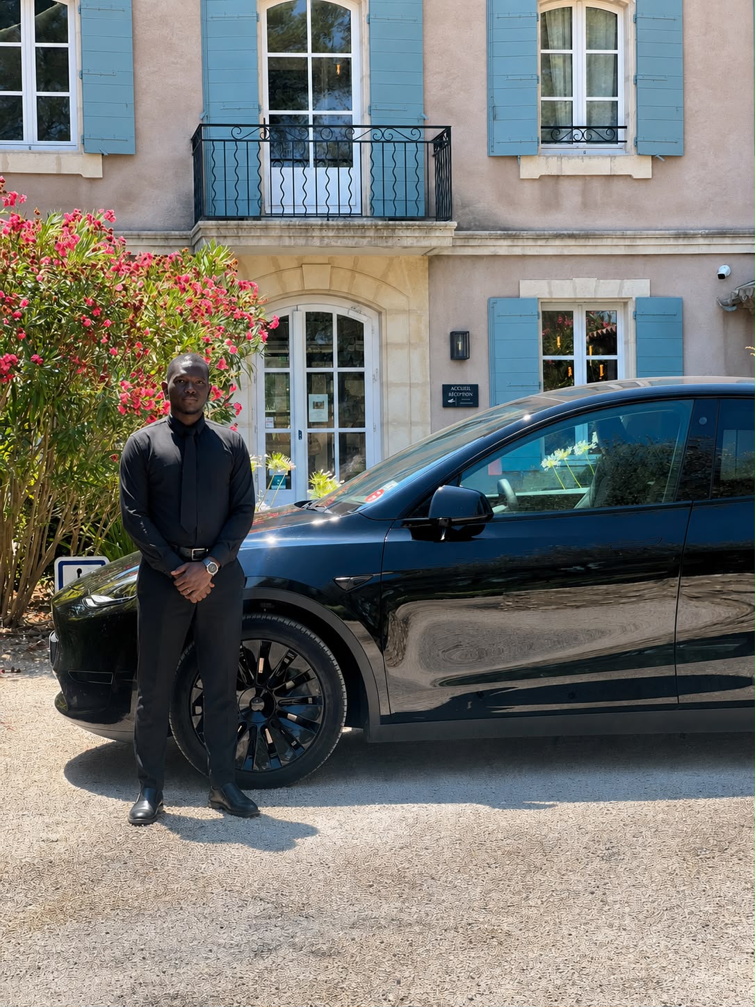 Chauffeur Drive By Cmansour devant une Tesla Model Y noire